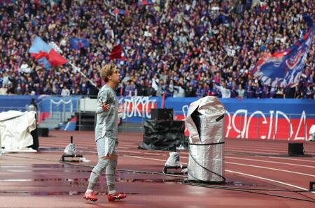 　後半、先制ゴールを決めサポーターの声援に応えるＦＣ東京・安斎颯馬（撮影・石井剣太郎）