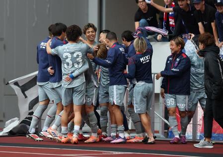 　後半、先制ゴールを決めたＦＣ東京・安斎颯馬（７）のもとに集まるＦＣ東京イレブン（撮影・石井剣太郎）