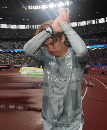 　試合を終え引き揚げるＦＣ東京・安斎颯馬（撮影・石井剣太郎）