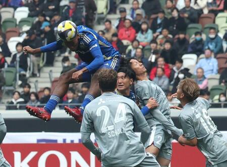 　前半、ゴールを狙う町田・望月ヘンリー海輝（左端）＝撮影・石井剣太郎