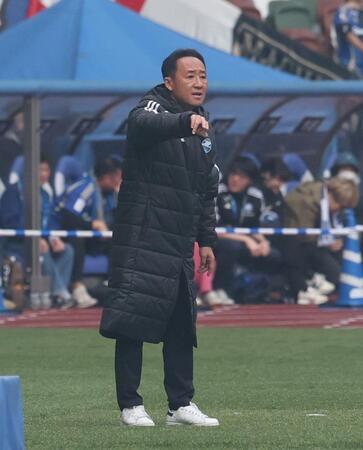 　前半、選手に指示を出す町田・黒田剛監督（撮影・石井剣太郎）