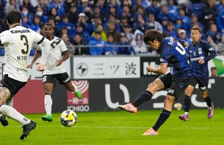 　後半、先制ゴールを決めるＧ大阪・奥抜（右）