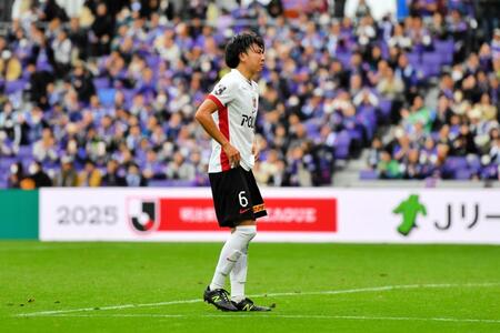 浦和・松本泰志が古巣の広島サポーターへのあいさつで涙　ブーイングと拍手注がれ深々と一礼