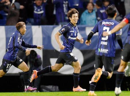 　後半、先制ゴールを決め駆け出すＧ大阪・奥抜（中央）