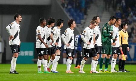 　Ｇ大阪と引き分けて優勝の可能性が消え、肩を落とす神戸イレブン