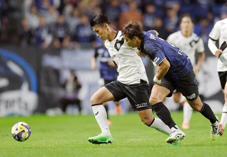 　後半、競り合う神戸・佐々木（左）とＧ大阪・福岡