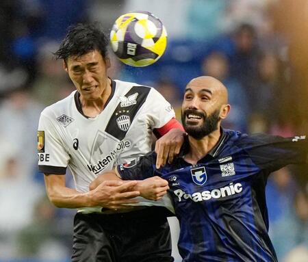 　前半、ヘディングで競り合う神戸・山川（左）とＧ大阪・ジェバリ