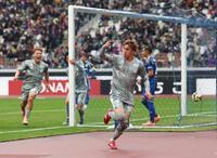 　後半、ゴールを決め喜ぶＦＣ東京・安斎颯馬（７）＝撮影・石井剣太郎