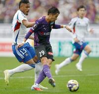 　前半、ゴールを狙う京都・奥川（中央）