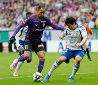 　前半、攻め込む京都・マルコトゥーリオ（左）