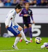 　後半、ゴールを決める横浜Ｍ・天野