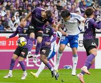 　前半、ヘディングで先制ゴールを決める横浜Ｍ・谷村（右から２人目）