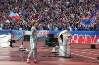 　後半、先制ゴールを決めサポーターの声援に応えるＦＣ東京・安斎颯馬（撮影・石井剣太郎）