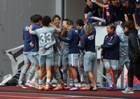 　後半、先制ゴールを決めたＦＣ東京・安斎颯馬（７）のもとに集まるＦＣ東京イレブン（撮影・石井剣太郎）