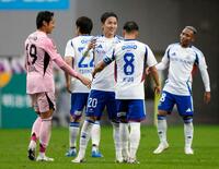 　京都に勝利し喜ぶ天野（中央）ら横浜Ｍイレブン