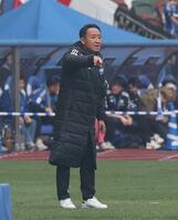 　前半、選手に指示を出す町田・黒田剛監督（撮影・石井剣太郎）