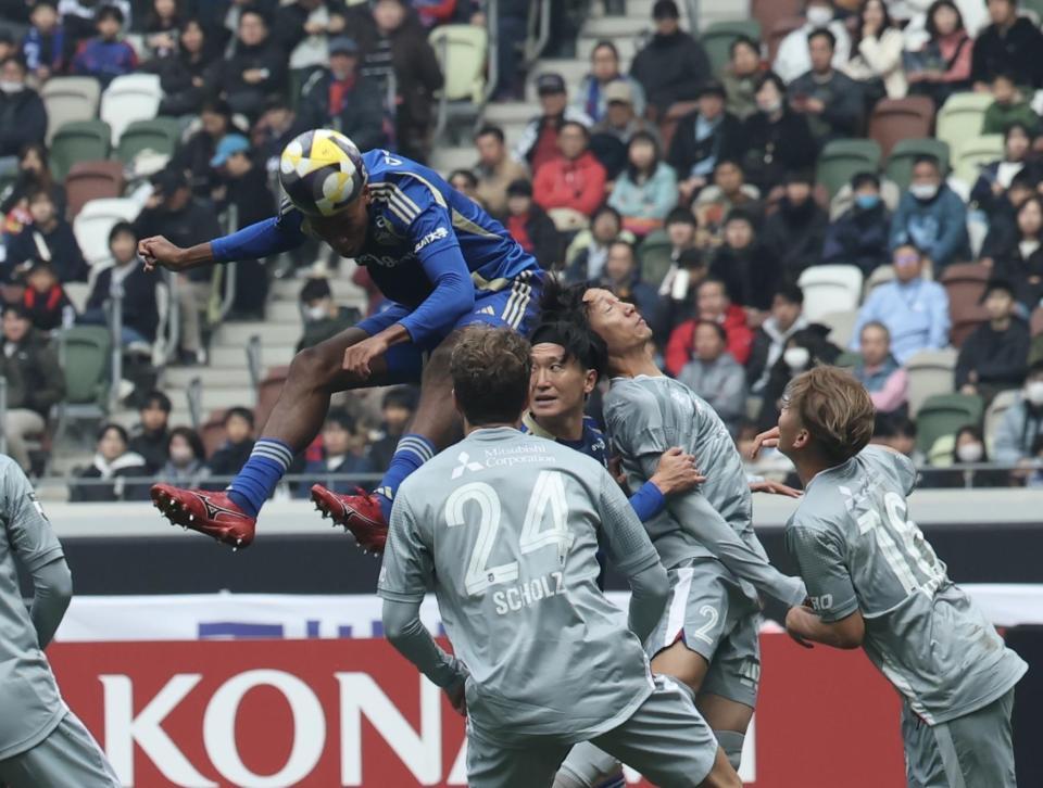 　前半、ゴールを狙う町田・望月