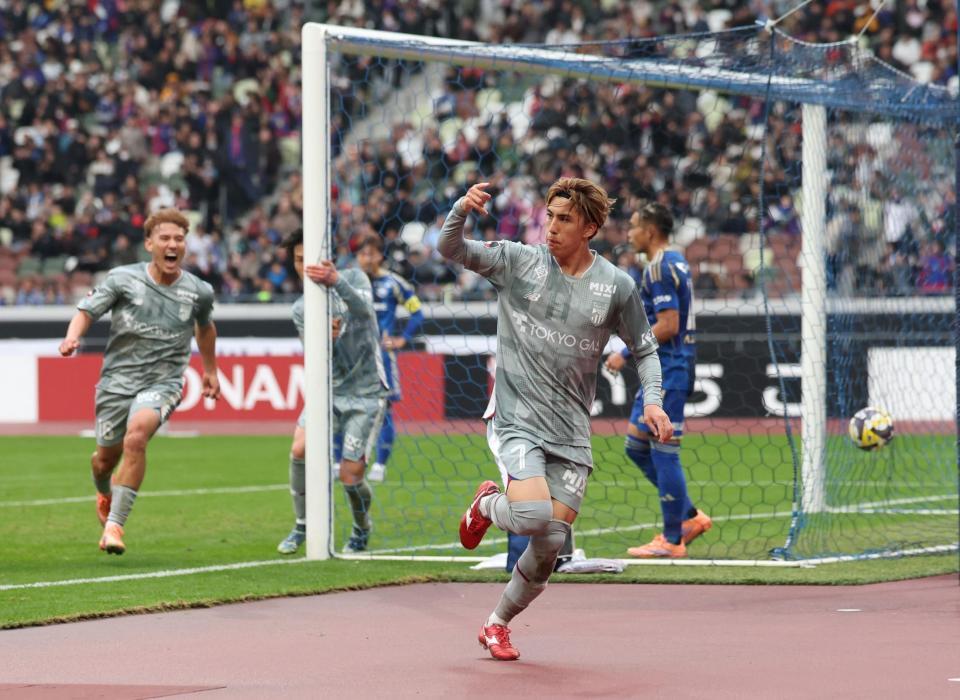 　後半、ゴールを決め喜ぶＦＣ東京・安斎颯馬（７）＝撮影・石井剣太郎