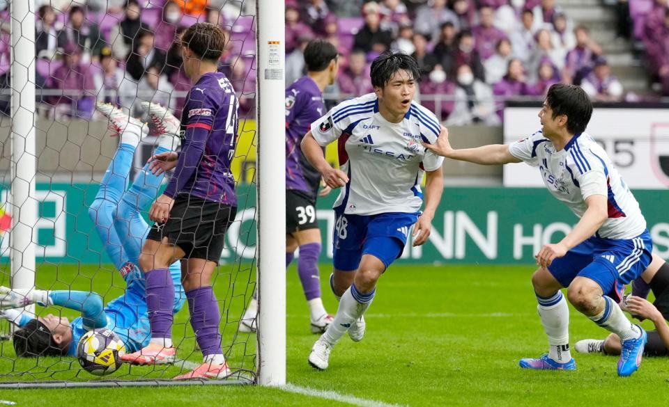 　前半、先制ゴールを決め駆け出す横浜Ｍ・谷村（右から２人目）