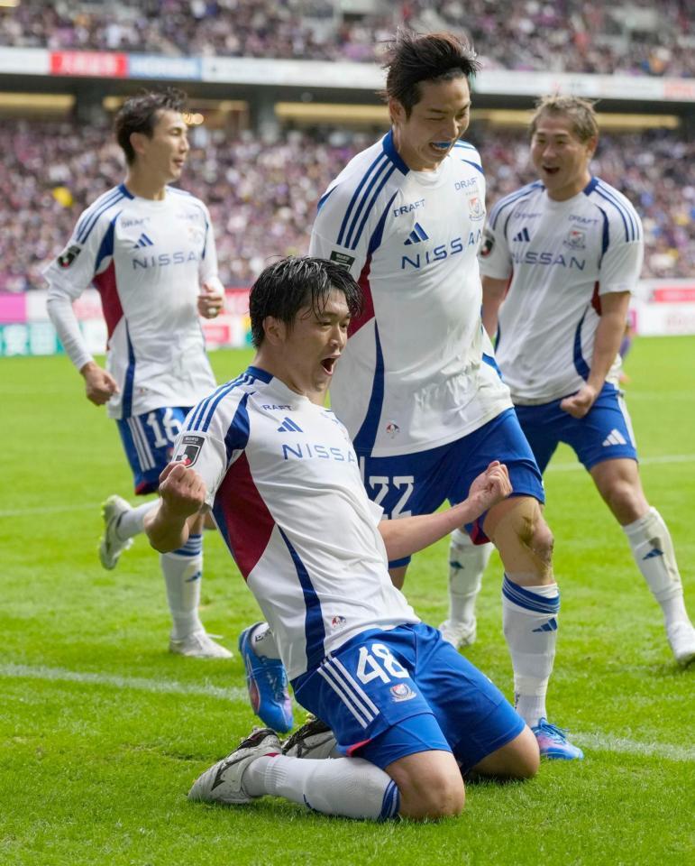 　前半、先制ゴールを決め喜ぶ横浜Ｍ・谷村（手前）