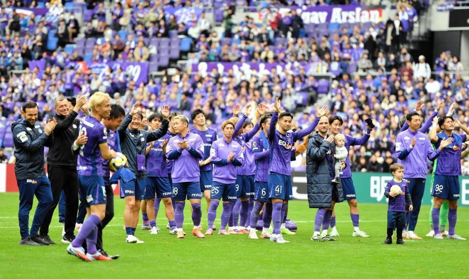 　浦和に快勝し、笑顔の広島イレブン（撮影・畠山賢大）