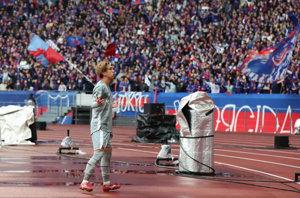 　後半、先制ゴールを決めサポーターの声援に応えるＦＣ東京・安斎颯馬（撮影・石井剣太郎）