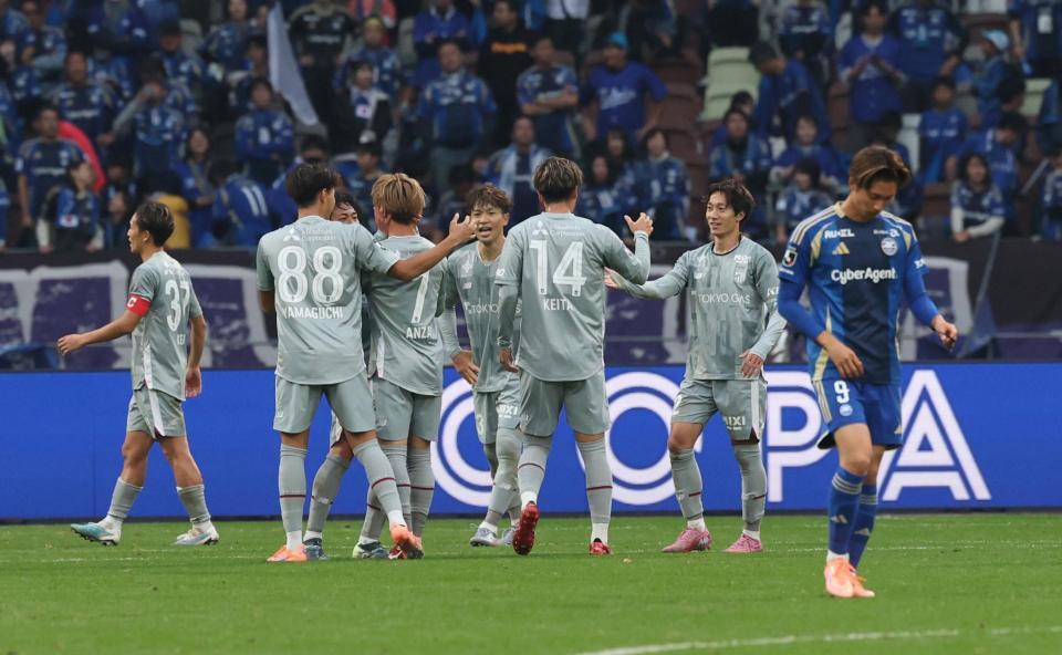 　試合に勝利し喜ぶＦＣ東京イレブン（撮影・石井剣太郎）