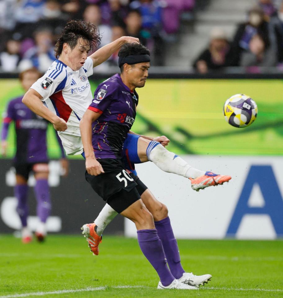 　試合終了間際、ゴールを決める横浜Ｍ・植中（奥）