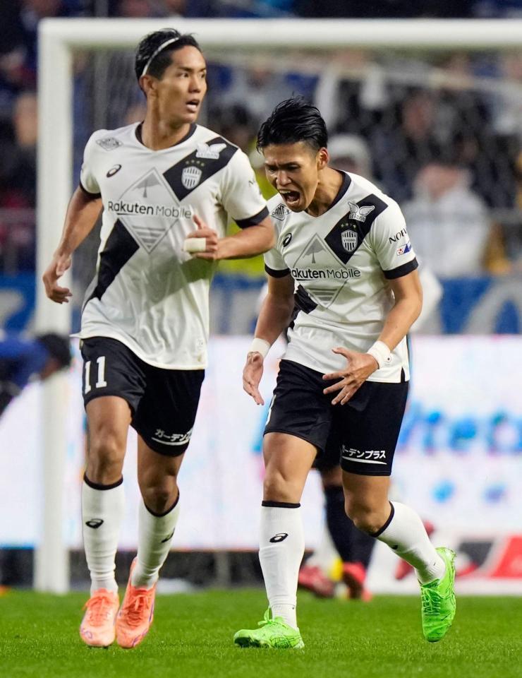 　後半、同点ゴールを決め雄たけびを上げる神戸・佐々木（右）