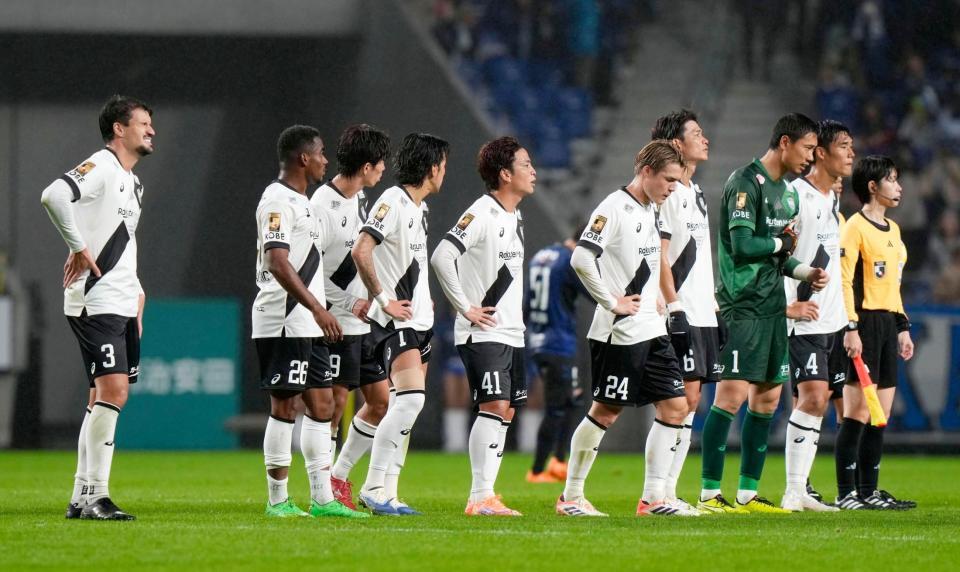 　Ｇ大阪と引き分けて優勝の可能性が消え、肩を落とす神戸イレブン