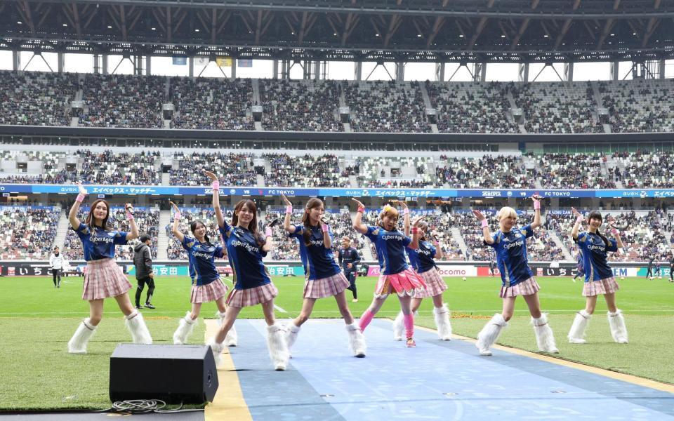 　スペシャルライブを行った（左から）隅谷百花、山口綺羅、増田來亜、小川桜花、ゴリエ、小田柚葉、鶴屋美咲、菱田未渚美