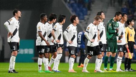 　Ｇ大阪と引き分けて優勝の可能性が消え、肩を落とす神戸イレブン