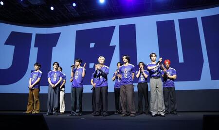 　アンバサダーとして登場したＪＩ　ＢＬＵＥ（撮影・西岡正）