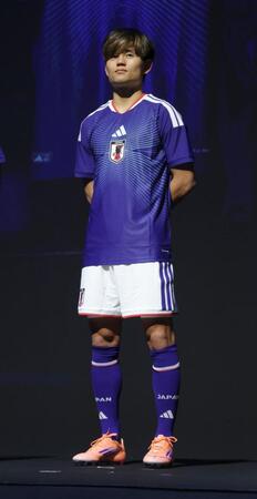 　新ユニホームで登場したサッカー日本代表・久保建英（撮影・西岡正）