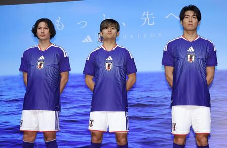 　ポーズを決めるサッカー日本代表の（左から）南野拓実、久保建英、中村敬斗（撮影・西岡正）