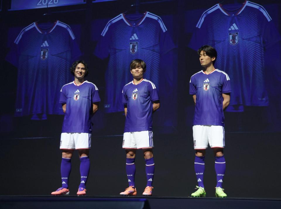 　新ユニホームで登場したサッカー日本代表の（左から）南野拓実、久保建英、中村敬斗（撮影・西岡正）