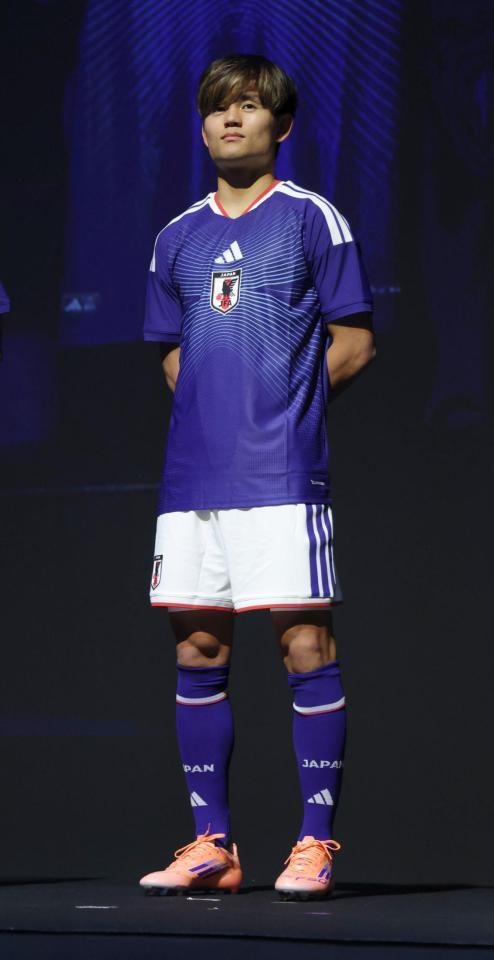 　新ユニホームで登場したサッカー日本代表・久保建英（撮影・西岡正）