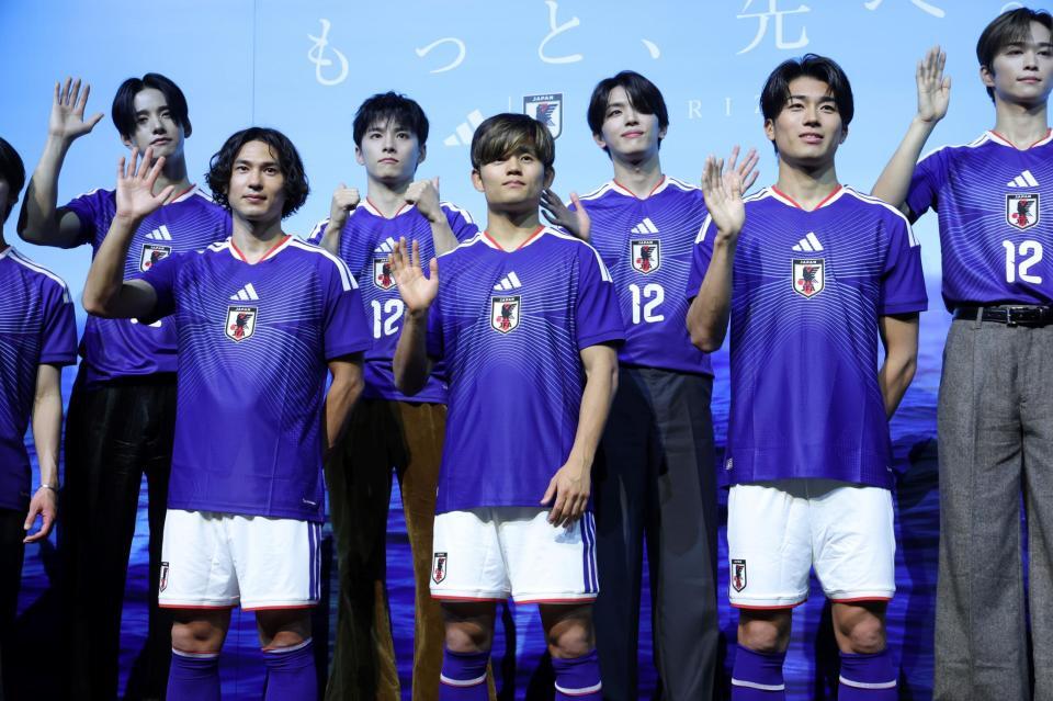 　手を振るサッカー日本代表の（左から）南野拓実、久保建英、中村敬斗（撮影・西岡正）