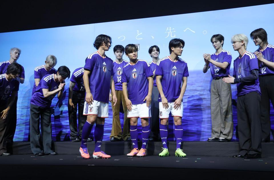 　ＪＩ　ＢＬＵＥのメンバーから拍手を送られる（左から）南野拓実、久保建英、中村敬斗（撮影・西岡正）