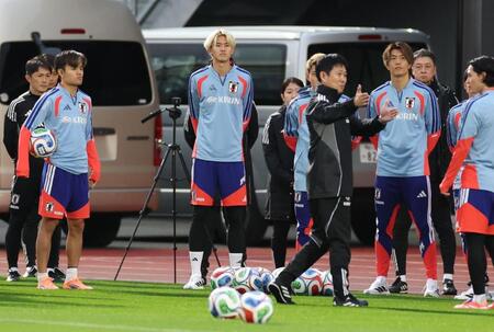 　合流し森保一監督の話を聞く後藤啓介（中央）＝撮影・金田祐二