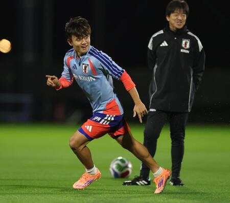 　調整する久保建英（撮影・金田祐二）