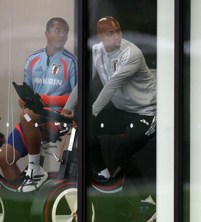 　調整する小久保玲央ブライアン（右）＝撮影・金田祐二