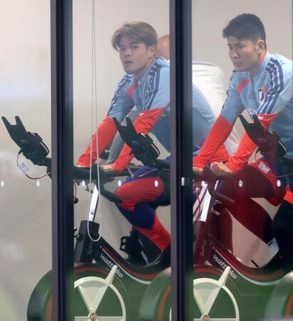 　調整する佐野海舟（左）＝撮影・金田祐二