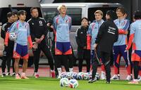 　合流し森保一監督の話を聞く後藤啓介（中央）＝（撮影・金田祐二