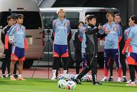 　合流し森保一監督の話を聞く後藤啓介（中央）＝撮影・金田祐二