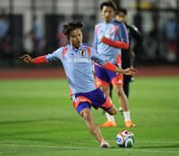 　シュート練習する久保建英（撮影・金田祐二）