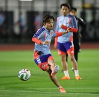 　シュート練習する久保建英（撮影・金田祐二）