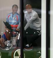 　調整する小久保玲央ブライアン（右）＝撮影・金田祐二