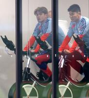 　調整する佐野海舟（左）＝撮影・金田祐二