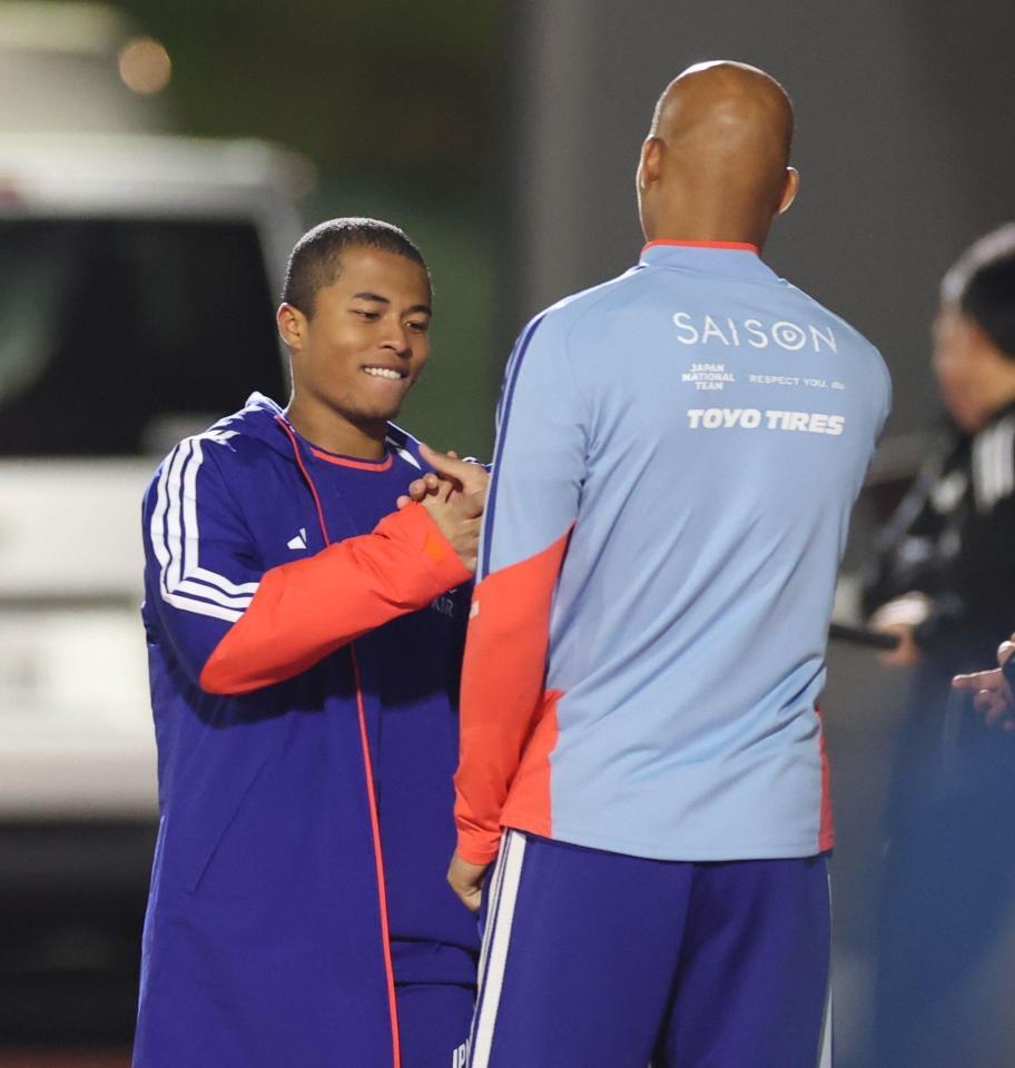 　小久保玲央ブライアンを歓迎する藤田譲瑠チマ（撮影・金田祐二）